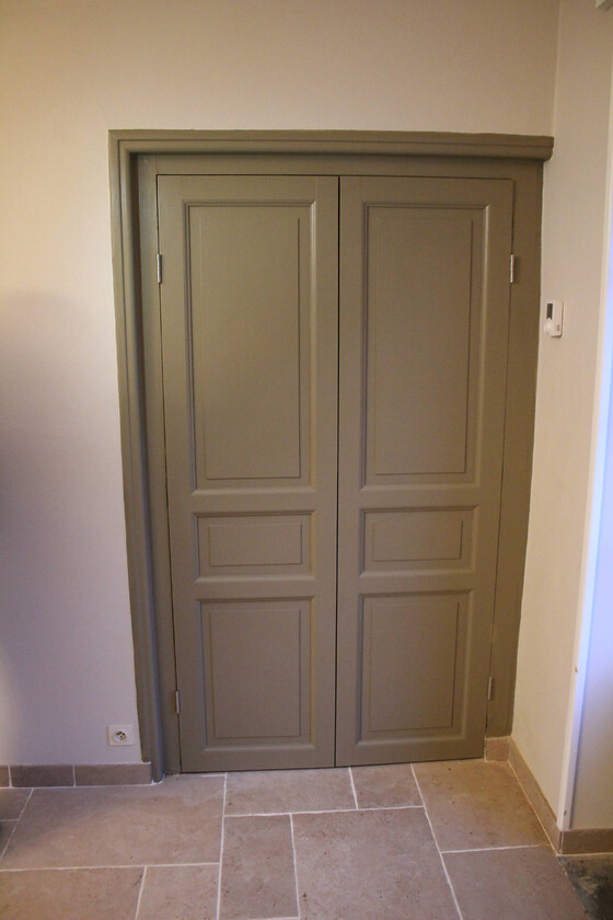 Traditional custom oak uilt-in-storage cupboard in Charente 16500 
 Traditional, shaker-style custom oak built-in storage cupboard in property renovation in Charente, 16500.